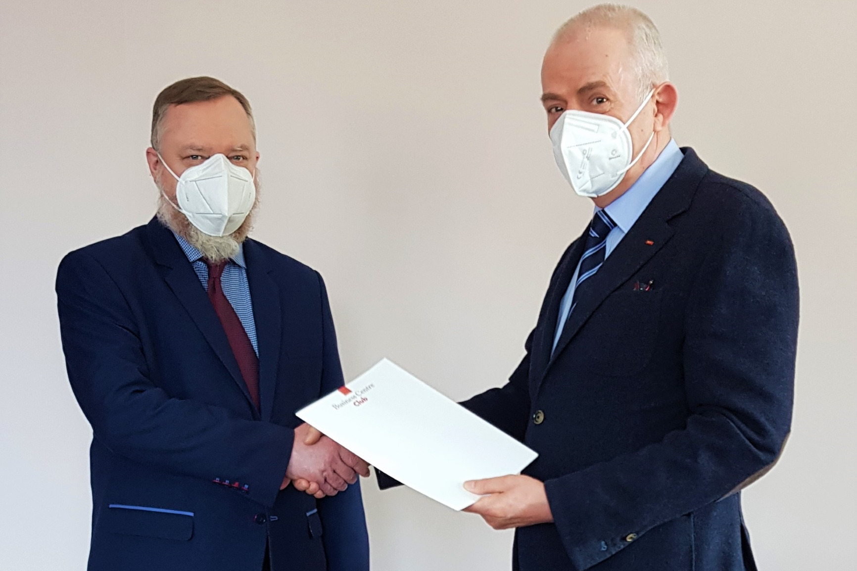 (od prawej) Pan Krzysztof  Borkowski, kanclerz Loży Łódzkiej, wiceprezes Zarządu BCC wręcza Naczelnikowi Pierwszego Urzędu Skarbowego Łódź-Górna, Panu Markowi Zbrojskiemu certyfikat - Urząd Skarbowy Przyjazny Przedsiębiorcy 2020