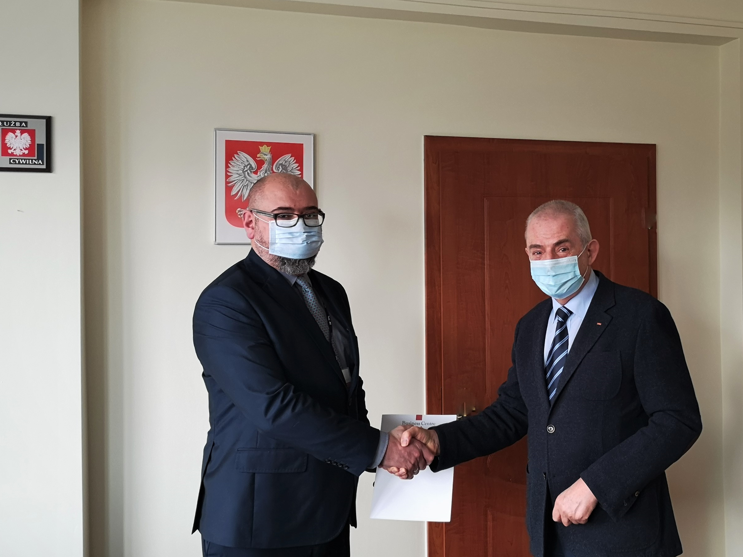 Pan Krzysztof  Borkowski, Kanclerz Loży Łódzkiej, Wiceprezes Zarządu BCC wręcza Naczelnikowi Drugiego Urzędu Skarbowego Łódź-Bałuty, Panu Robertowi Stolarskiemu certyfikat - Urząd Skarbowy Przyjazny Przedsiębiorcy 2020